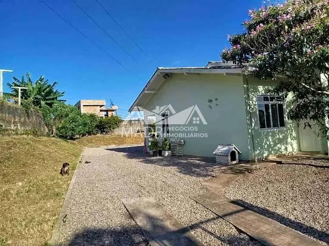 Casa 3 quartos e 2 banheiros, à venda, no bairro Madri em Palhoça