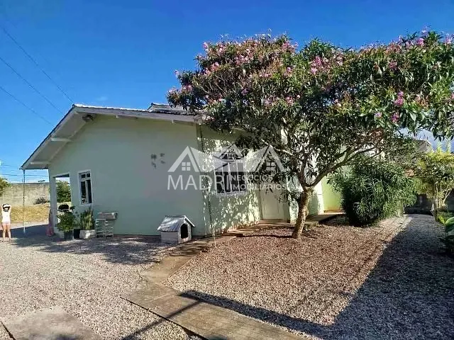 Casa 3 quartos e 2 banheiros, à venda, no bairro Madri em Palhoça