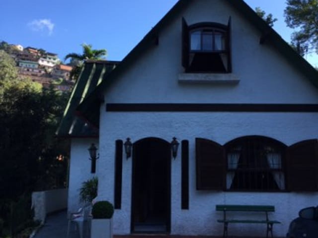 Casa com 2000m², à venda, no bairro Duarte Silveira em Petrópolis