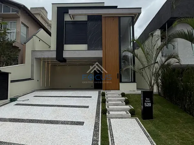Casa com 250m² 4 quartos e 6 banheiros, à venda, no bairro Suru em Santana de Parnaíba