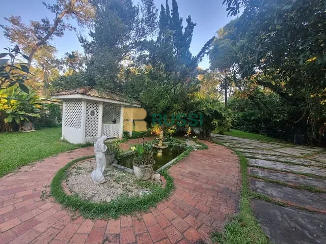 Casa com 2500m² 4 quartos e 6 banheiros, à venda, no bairro Jardim Uirá em São José dos Campos