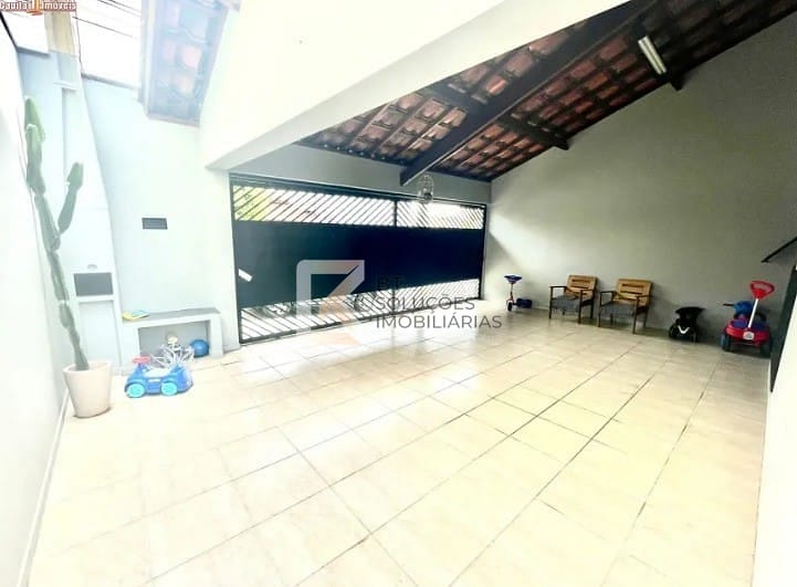Casa à venda com 3 quartos, 106m² - Foto 1