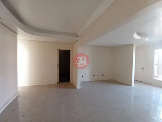 Casa com 390m², para alugar, no bairro Chácara das Pedras em Porto Alegre