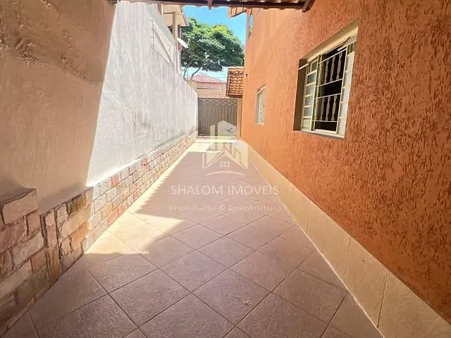 Casa com 360m² 4 quartos e 1 banheiro, à venda, no bairro Parque Xangri-Lá em Contagem