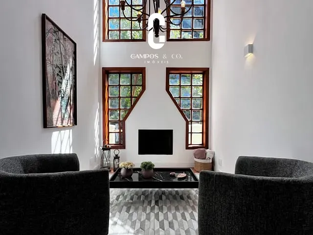 Casa com 270m² 3 quartos e 3 banheiros, à venda, no bairro Vila Pora em Campos do Jordão