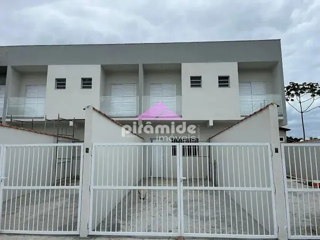 Casa com 10m² 2 quartos e 2 banheiros, à venda, no bairro Getuba em Caraguatatuba