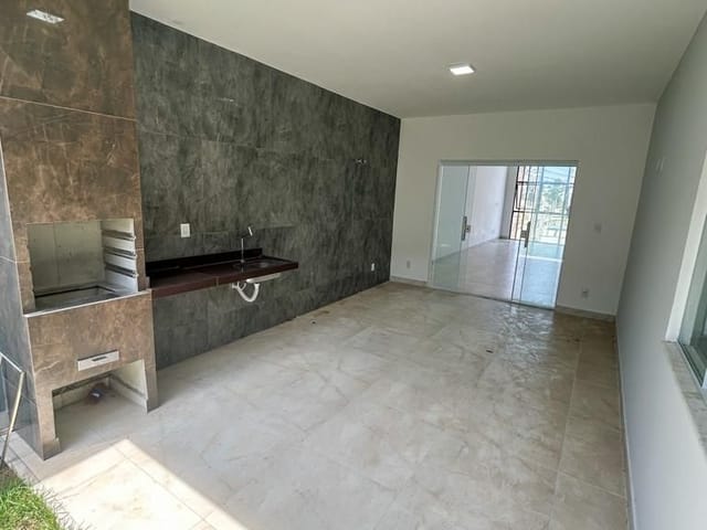 Casa com 300m² 3 quartos e 2 banheiros, à venda ou para alugar, no bairro Vale dos Cristais em Macaé