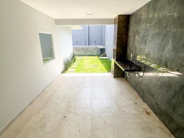 Casa com 300m² 3 quartos e 2 banheiros, à venda ou para alugar, no bairro Vale dos Cristais em Macaé