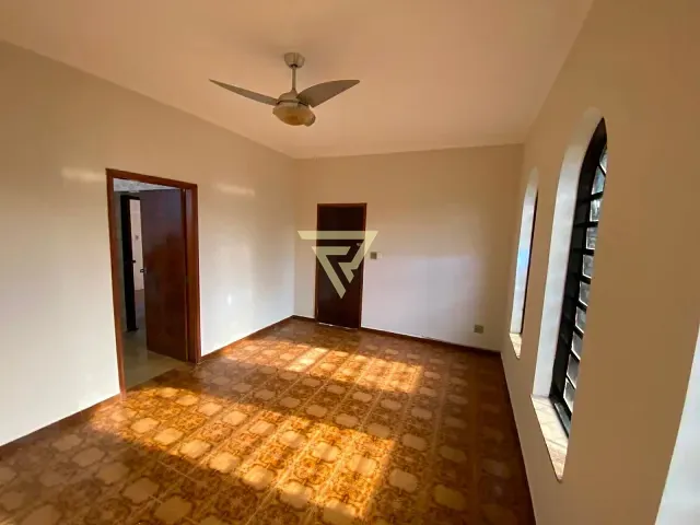 Casa 3 quartos e 1 banheiro, para alugar, no bairro Vila Albertina em Ribeirão Preto