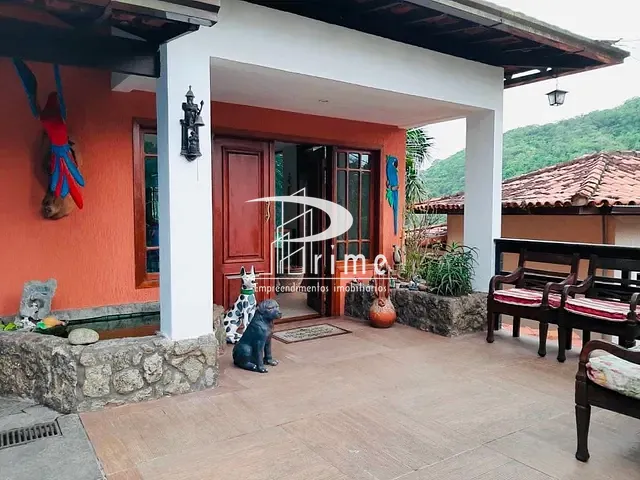 Casa com 600m² 4 quartos e 4 banheiros, à venda ou para alugar, no bairro Itaipu em Niterói