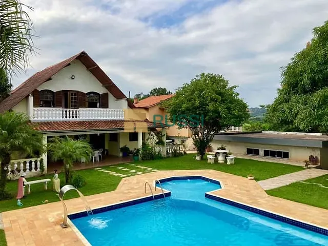 Casa com 970m² 6 quartos e 7 banheiros, à venda, no bairro Almeida Prado em Igaratá