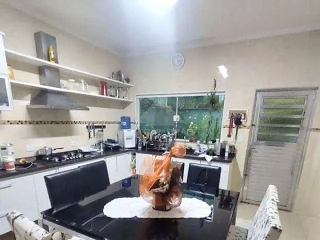 Casa com 250m² 2 quartos e 2 banheiros, à venda, no bairro Parque São Vicente em Mauá