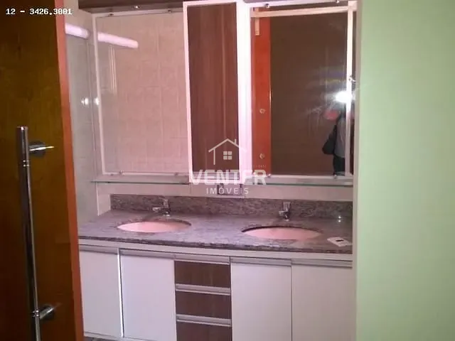 Casa com 160m² 2 quartos e 1 banheiro, à venda ou para alugar, no bairro Centro em Taubaté