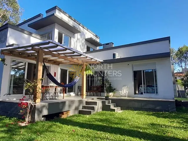 Casa 2 quartos e 3 banheiros, à venda, no bairro Ponta das Canas em Florianópolis