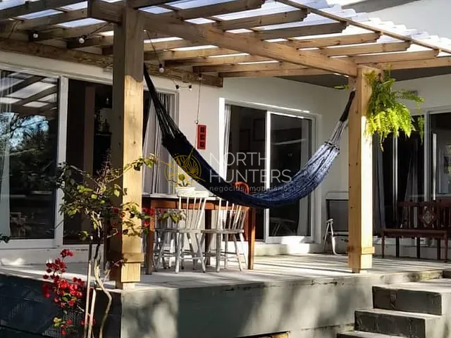 Casa 2 quartos e 3 banheiros, à venda, no bairro Ponta das Canas em Florianópolis