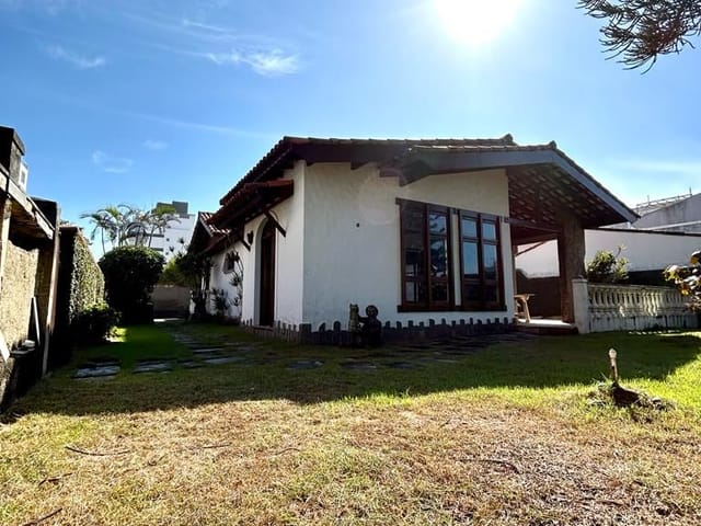 Casa com 406m² 5 quartos e 4 banheiros, à venda, no bairro Cavaleiros em Macaé