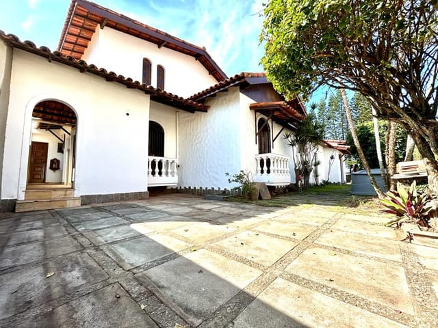 Casa com 406m² 5 quartos e 4 banheiros, à venda, no bairro Cavaleiros em Macaé