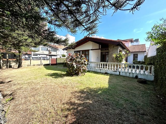 Casa com 406m² 5 quartos e 4 banheiros, à venda, no bairro Cavaleiros em Macaé