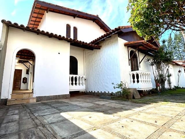 Casa com 406m² 5 quartos e 4 banheiros, à venda, no bairro Cavaleiros em Macaé