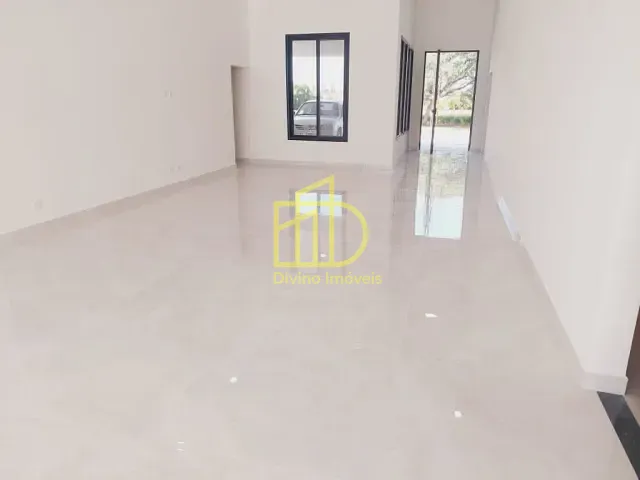 Casa com 1500m², à venda, no bairro Parque Village Castelo em Itu