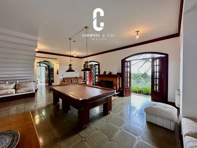 Casa com 2400m² 8 quartos e 8 banheiros, à venda, no bairro Vila Floresta em Campos do Jordão
