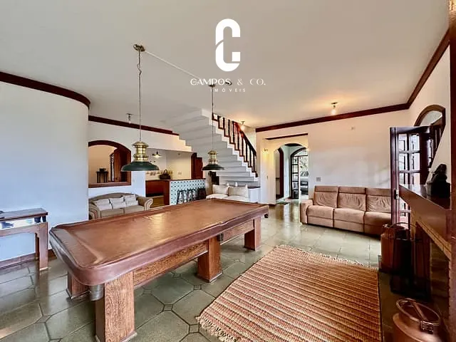 Casa com 2400m² 8 quartos e 8 banheiros, à venda, no bairro Vila Floresta em Campos do Jordão