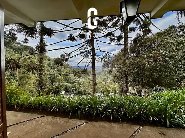 Casa com 2400m² 8 quartos e 8 banheiros, à venda, no bairro Vila Floresta em Campos do Jordão