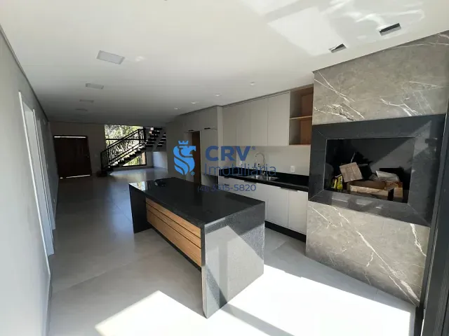 Casa com 257m² 4 quartos e 5 banheiros, à venda, no bairro Conjunto Habitacional Alexandre Urbanas em Londrina