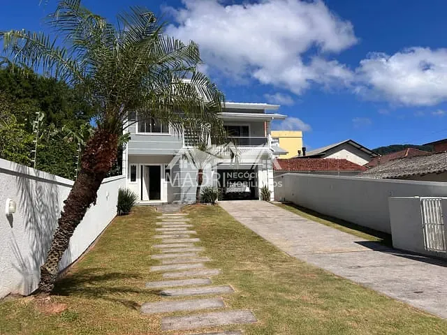 Casa 3 quartos e 4 banheiros, à venda, no bairro Pagani em Palhoça