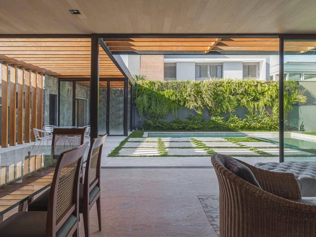 Casa com 700m² 4 quartos e 7 banheiros, à venda, no bairro Esperança em Londrina