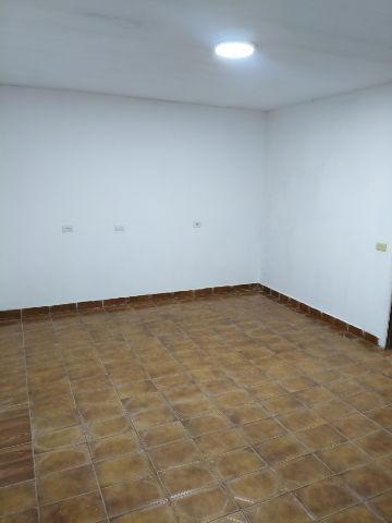 Casa com 120m² 3 quartos e 1 banheiro, para alugar, no bairro Parque Santo Antônio em São Paulo