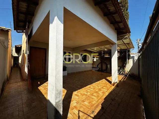 Casa 3 quartos e 4 banheiros, à venda ou para alugar, no bairro Setor Industrial II em Formosa