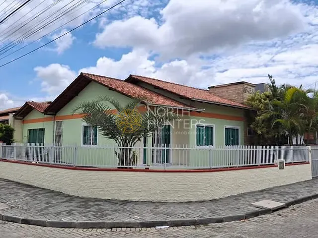 Casa com 295m² 3 quartos e 3 banheiros, à venda, no bairro Jardim Iririú em Joinville