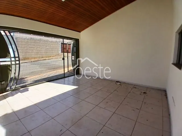 Casa com 125m² 3 quartos e 2 banheiros, para alugar, no bairro Residencial Furlan em Santa Bárbara D'Oeste