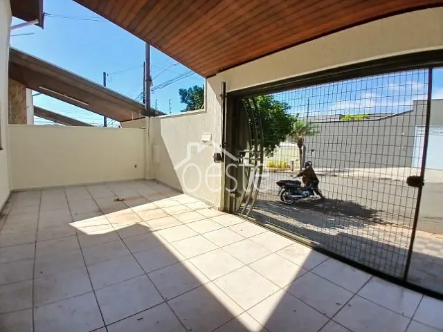 Casa com 125m² 3 quartos e 2 banheiros, para alugar, no bairro Residencial Furlan em Santa Bárbara D'Oeste