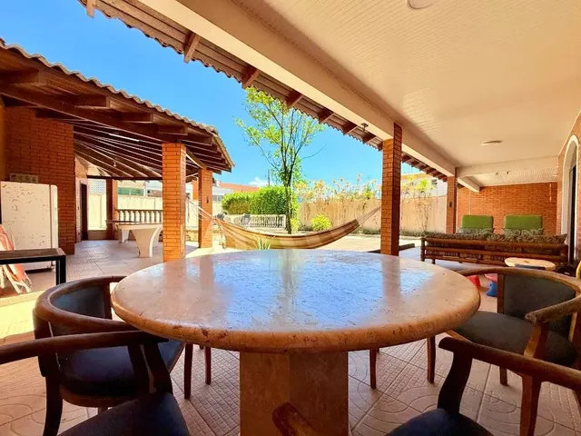 Casa com 640m² 4 quartos e 5 banheiros, à venda, no bairro Centro em Matinhos
