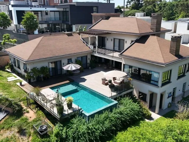 Casa com 1167m² 5 quartos e 8 banheiros, à venda, no bairro Santa Felicidade em Curitiba