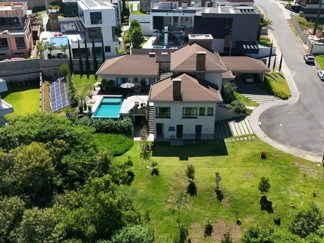 Casa com 1167m² 5 quartos e 8 banheiros, à venda, no bairro Santa Felicidade em Curitiba