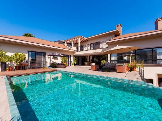Casa com 1167m² 5 quartos e 8 banheiros, à venda, no bairro Santa Felicidade em Curitiba