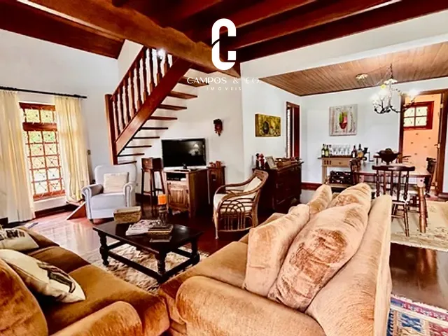 Casa com 2555m² 3 quartos e 3 banheiros, à venda, no bairro Recanto das Araucárias em Campos do Jordão