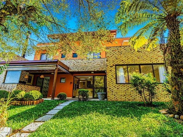 Casa com 300m² 4 quartos e 4 banheiros, para alugar, no bairro Santa Felicidade em Curitiba