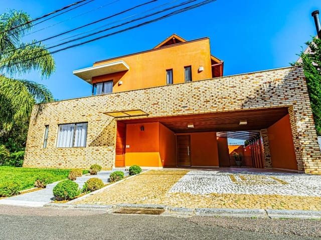 Casa com 300m² 4 quartos e 4 banheiros, para alugar, no bairro Santa Felicidade em Curitiba