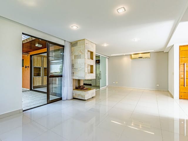 Casa com 300m² 4 quartos e 4 banheiros, para alugar, no bairro Santa Felicidade em Curitiba