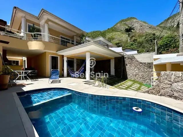 Casa 4 quartos e 3 banheiros, para alugar, no bairro Itacoatiara em Niterói