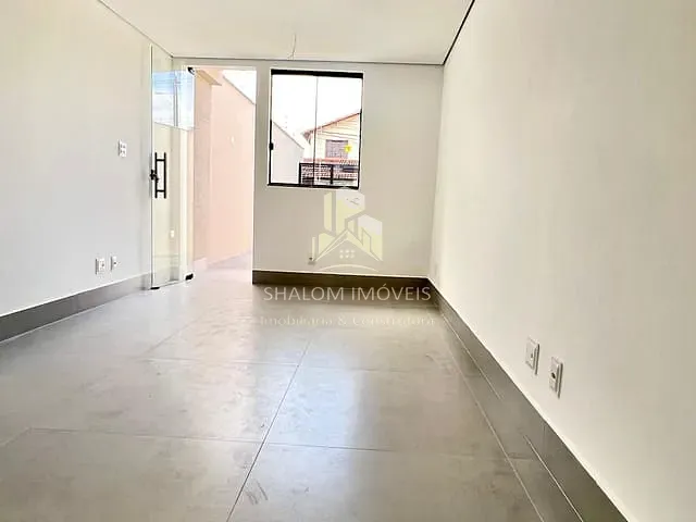 Casa 2 quartos e 2 banheiros, à venda, no bairro Santa Mônica em Belo Horizonte
