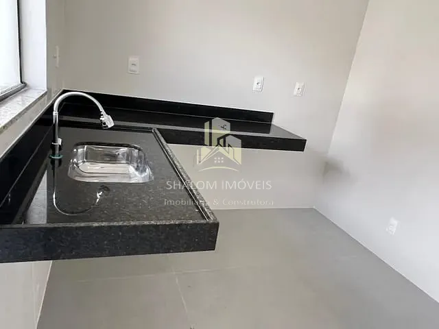 Casa 2 quartos e 2 banheiros, à venda, no bairro Santa Mônica em Belo Horizonte