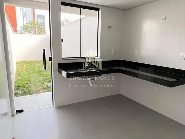 Casa 2 quartos e 2 banheiros, à venda, no bairro Santa Mônica em Belo Horizonte