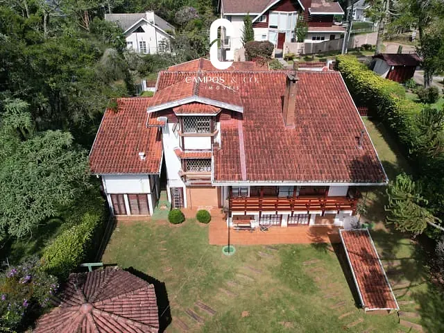 Casa com 2081m² 5 quartos e 6 banheiros, à venda, no bairro Parque Pedra do Baú em Campos do Jordão