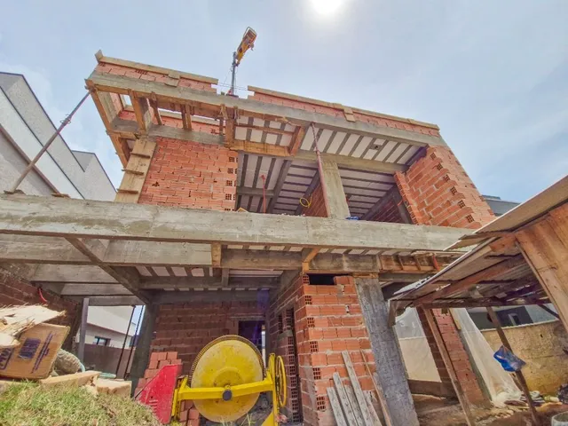 Casa com 300m² 4 quartos e 5 banheiros, à venda, no bairro Santa Felicidade em Curitiba