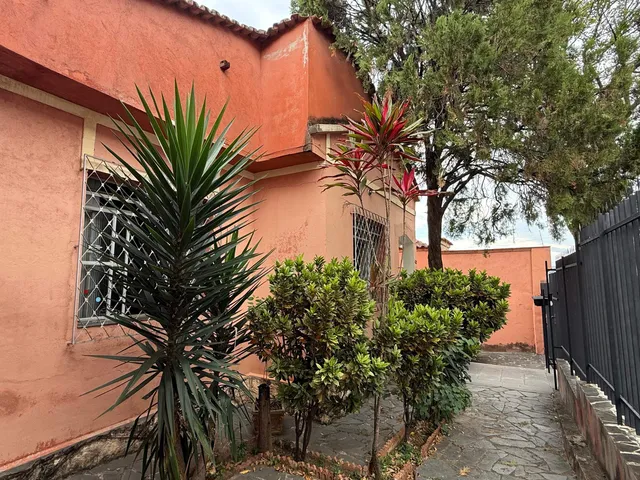 Casa com 307m² 5 quartos e 2 banheiros, à venda, no bairro Carlos Prates em Belo Horizonte